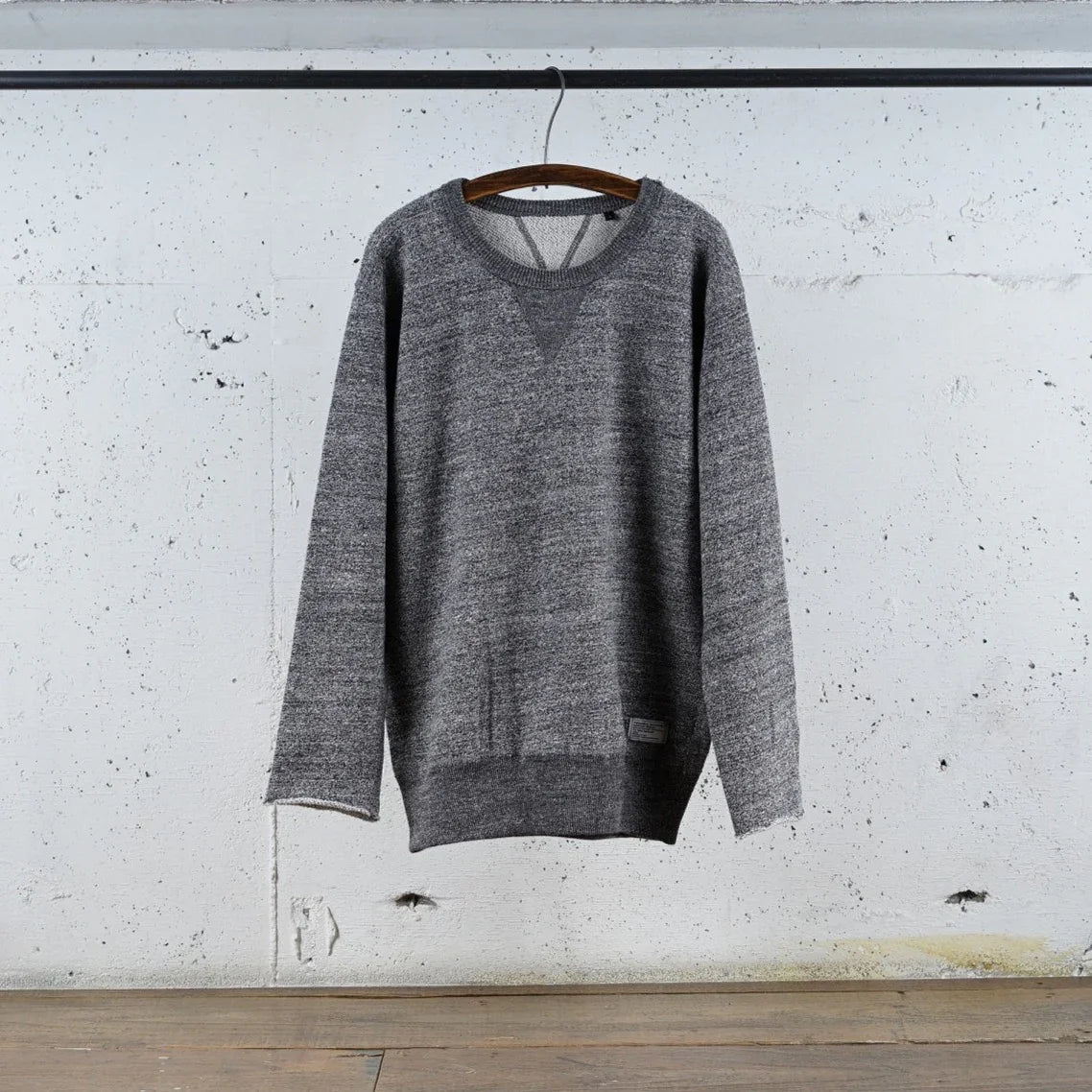Cotton Cut-Off Sweatshirt with Label - DEVISE FACTORY